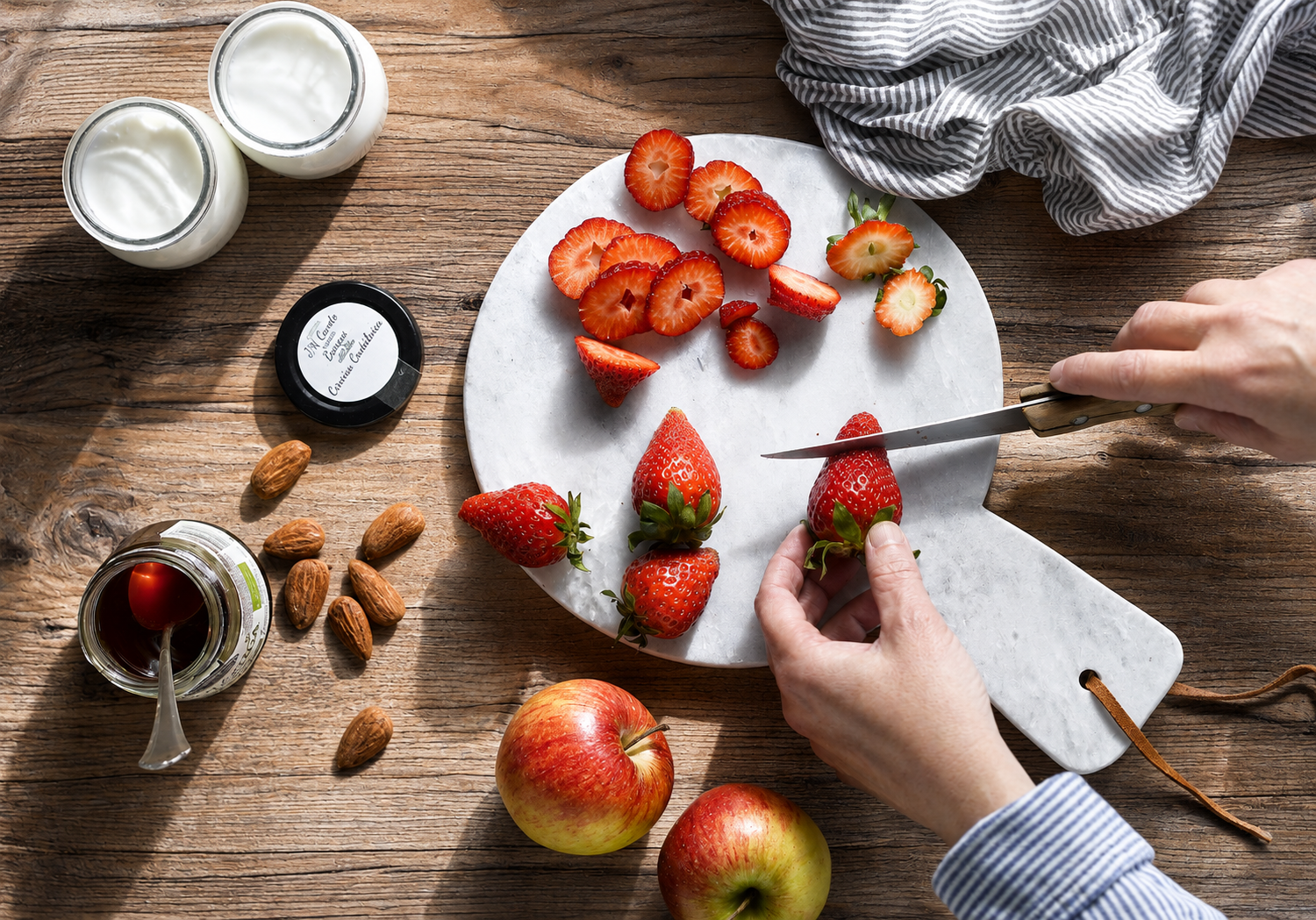 Preparación yogurt con fresas y miel