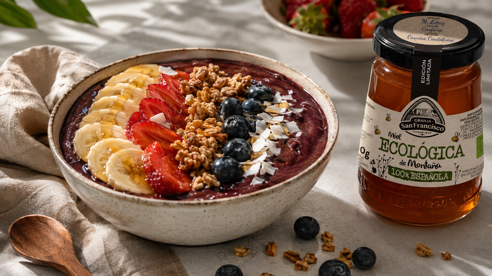 Bowl de açaí con plátano, fresas, arándanos, granola y miel ecológica Granja San Francisco.