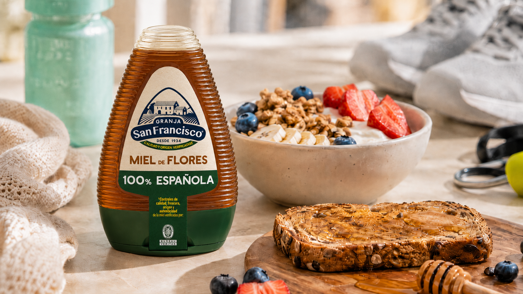 Miel Granja San Francisco junto a alimentos y accesorios relacionados con la práctica deportiva.